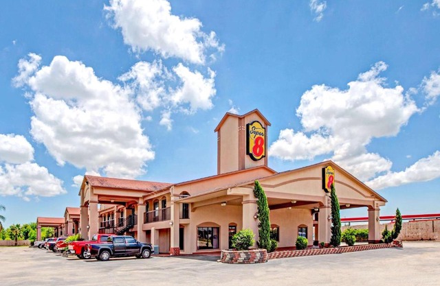 Super 8 by Wyndham Mont Belvieu - Baytown East