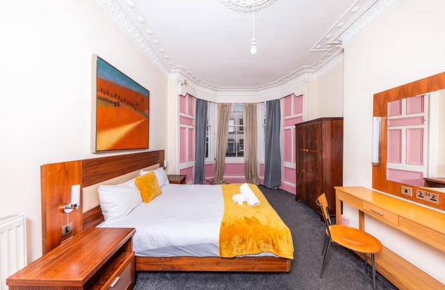 Super Central 4 Bedrooms Apartment by Calton Hill