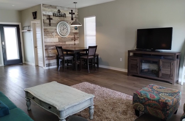 Super Clean Executive Rental 3/2 house in Sulphur Minutes from Frasch Ballpark