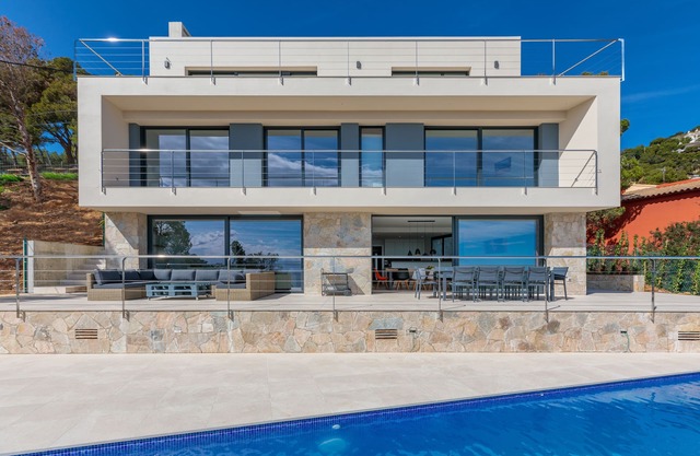 Super-contemporary 5-bedroom architect-designed villa with exceptional sea view