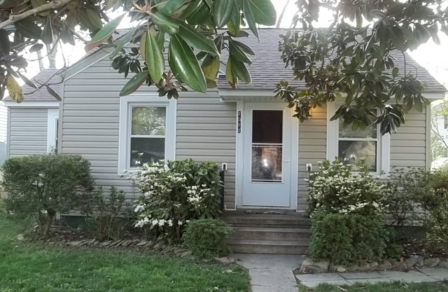 Super cute, 2 bedroom, 1 bath, furnished cottage