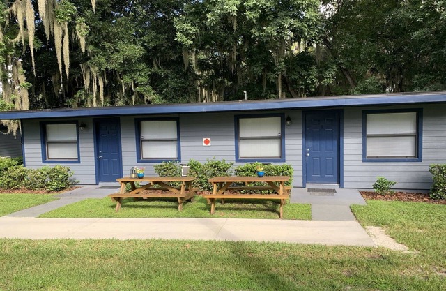 Super Cute 2BR/1BA Cabin at beautiful lakeside campground