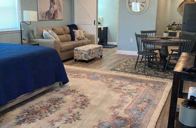 Super cute studio apartment south of Tulsa! Newly renovated and ready to go!
