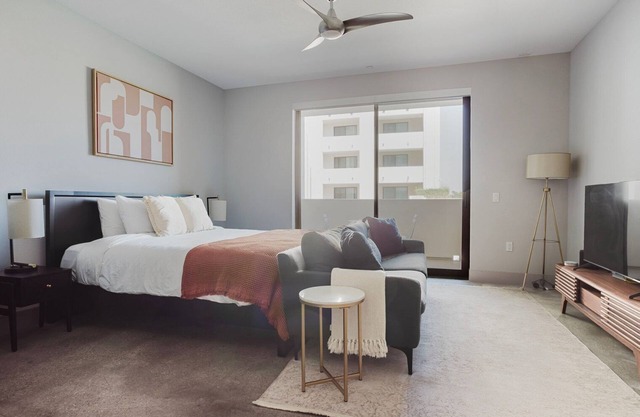 Super Mid-Wilshire Studio w/Gym, Pool, Spa & Roof Lounge, by Blueground