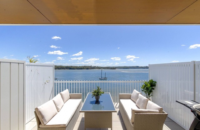 Superb 2-Bed Apartment with Scenic Bay Views