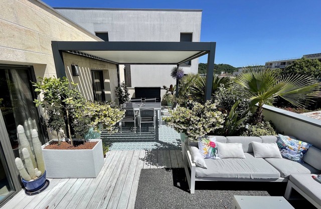 Superb 75m2 apartment, 40m2 terrace facing south, 2 bedrooms. Near downtown