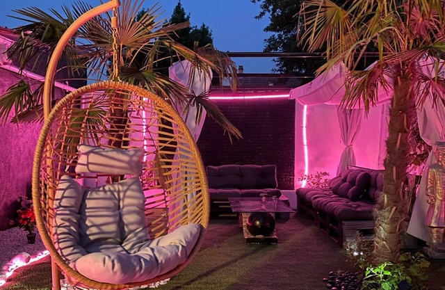 Superb accommodation 180m2 jacuzzi/giant screen 110m2 of garden near the airport