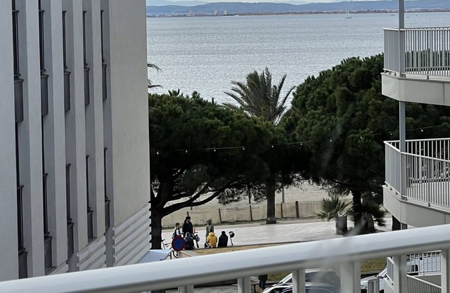 Superb apartment, facing the beach, in the center of Rosas with beautiful terrace.