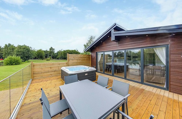 Superb bespoke lodge with two bedrooms sleeping up to four people.