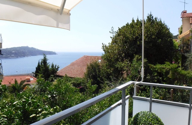 Superb, bright studio with balcony and sea view