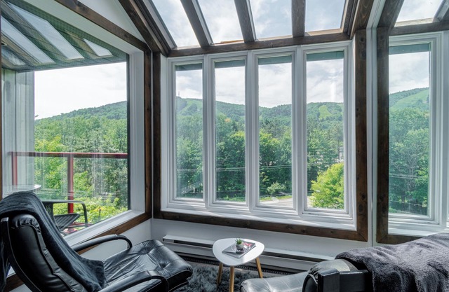 Superb condo facing Stoneham ski slopes!
