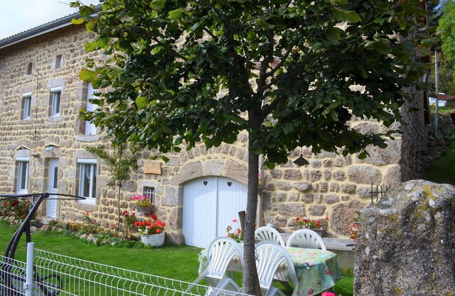 SUPERB GITE DE FRANCE DEP. 63, TB TEAM, QUIET WIFI, IDEAL FAMILIES & CHILDREN