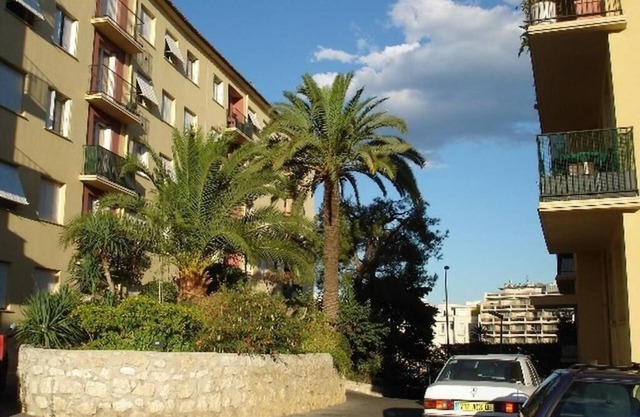 Superb renovated 2-bedroom air-conditioned apartment 3 minutes walk from the sea