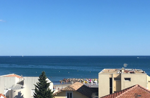 Superb sea view 50 m from the beach, 50 m from the port
