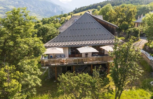 Superbe Ferme Rénovée en Chalet de Luxe en Pleine Nature Dans un Petit Hameau