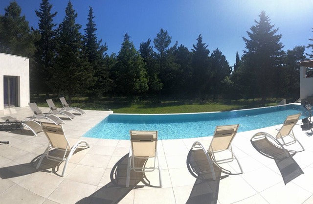 Superbe Villa 300m² sur 6500m², Avec Cuisine Dété et Grande Piscine