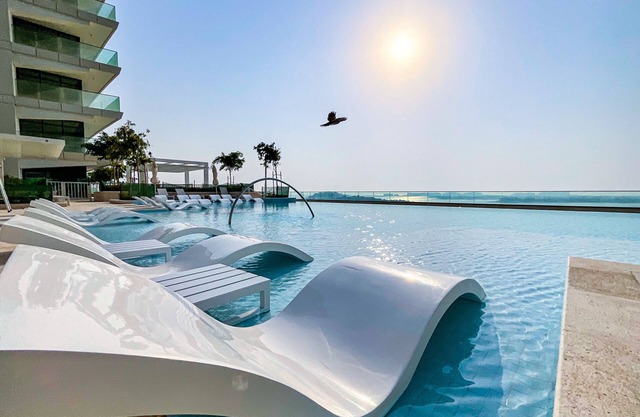 Superlative apt with private beach access