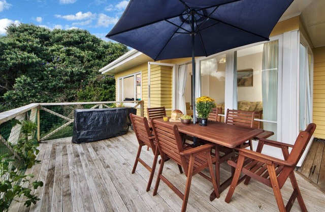 Surfer's Sunshine Cottage - Piha Holiday Home