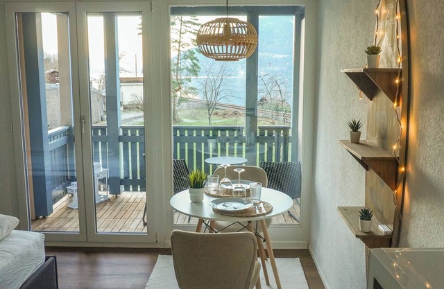 Surfers Studio with pool and beach, near Interlaken and Grindelwald