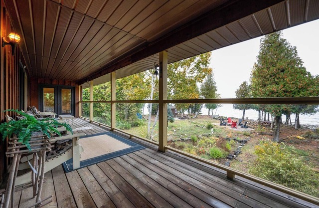 Surrounded by water, w/hot tub & lounges