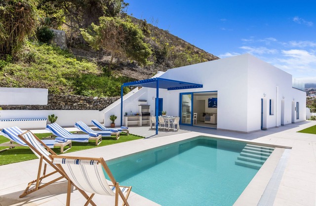 Sustainable Villa Marina, private heated pool, ultra fast wifi, AirCon, Heating