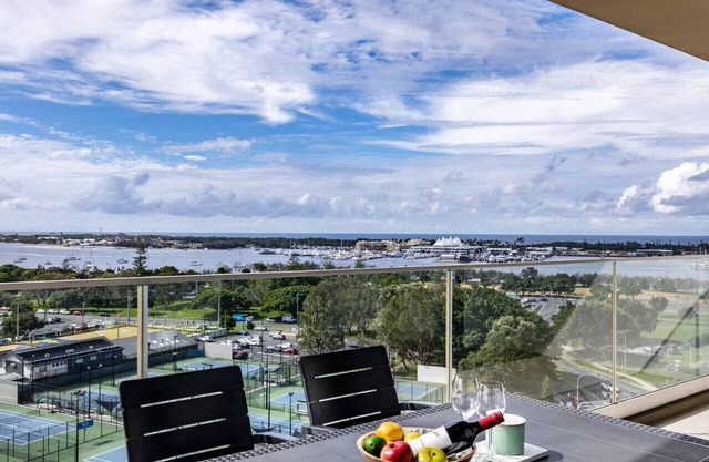 Sweeping Ocean view! Apt w/Capark & rooftop pool