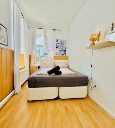 Sweet 10 BR Apartment for Groups, 8-Min to Rathausplatz