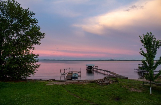 Sweet beach front on Lake Koshkonong w/lots of room & a Paddleboat