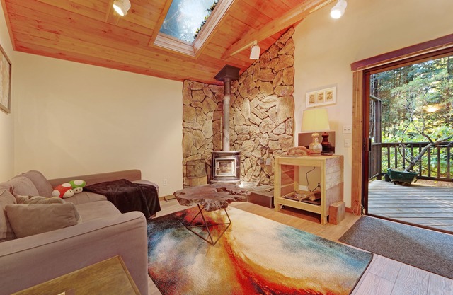 Sweet, dog-friendly cottage in the redwoods with river beach access & fireplace