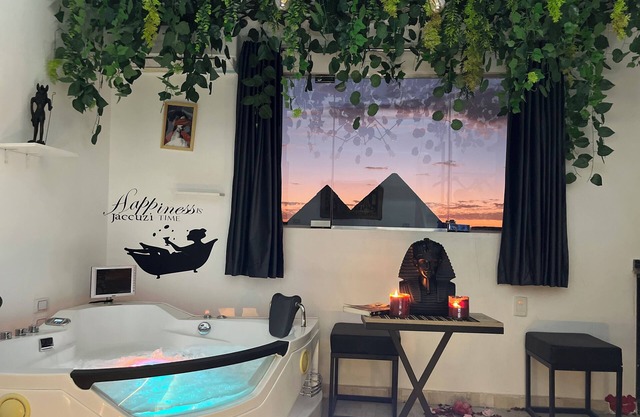 Sweet jacuzzi pyramids view
