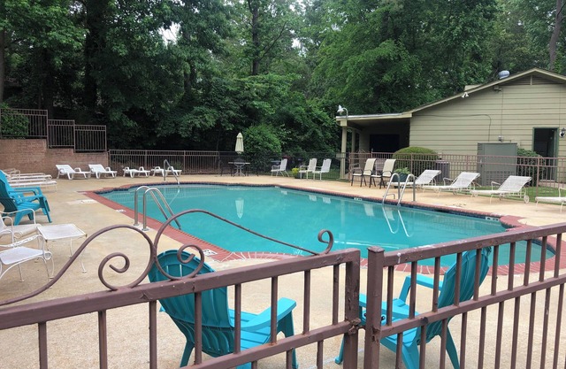 Sweet Little Nest Condo with pool-Hoover Sports Plex and Oak Mountain State Park
