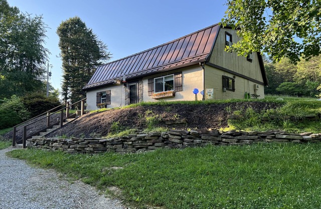 Sweet Nell’s Cozy Cottage with hot tub in the heart of Hocking Hills.