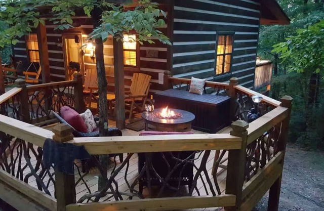 Sweet Retreat Cabin - Fiber Optic Wi-Fi, Hot tub, Pool table and more.