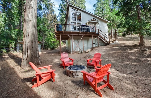 Sweet Retreat: Private Lake Access! Ski Dodge, Swim Pinecrest, Fast WiFi & AC.