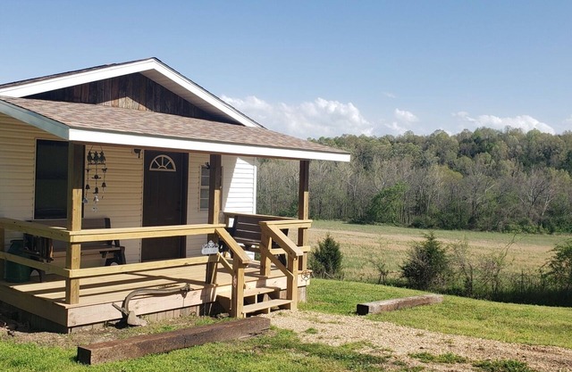 Sweeton Creek cozy cabin just minutes from Lake Norfork