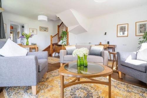 Swift Host - 1 Bedroom House - Beautiful - Garden - Free Parking - Close to Centre
