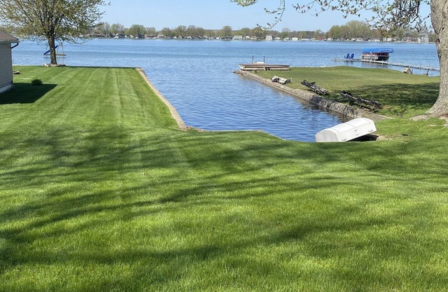 Swim, fish, have fun at the sandbar & cruise the lake! Sleeps 8!