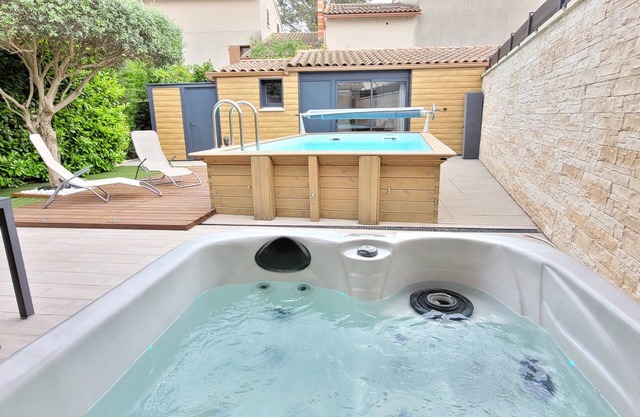 Swimming pool, Jacuzzi, private garden. Avignon, L'isle-sur-sorgues, Luberon, Provence