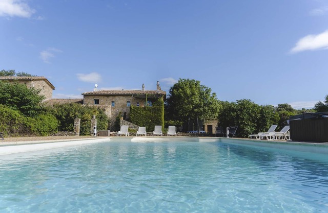 Swimming pool, Jacuzzi, air conditioning in the middle of vineyards