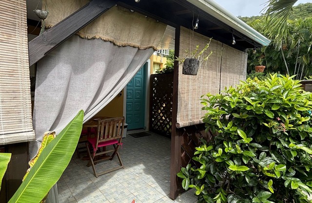 T1 avec Terrasse et piscine dans un écrin de verdure à 100 m de la plage.