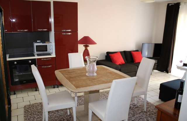 T2 4 km Avignon, parking, air conditioning, terrace