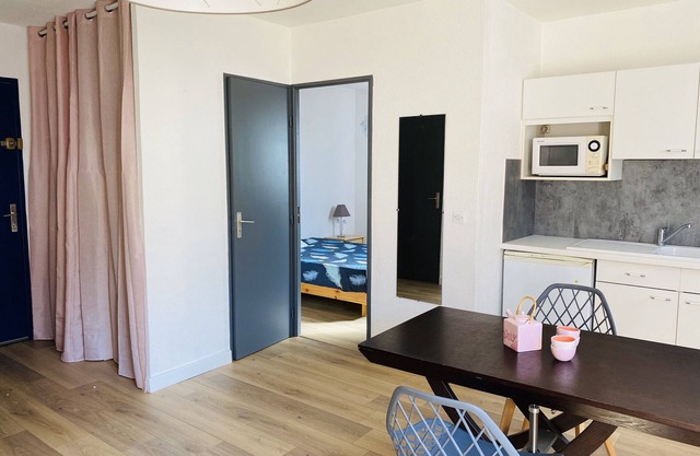 T2 apartment 100 meters bright, fully furnished baths