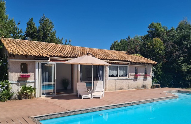 T2 Avec Piscine Spacieuse au Calme à 10 min des Plages