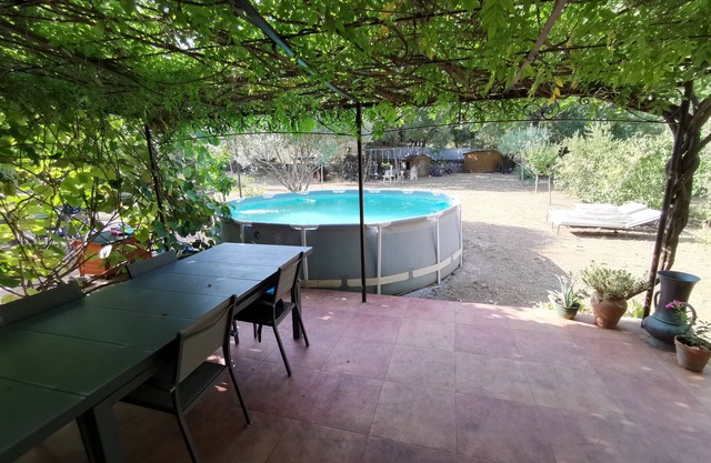T2 independent terrace and swimming pool in a quiet area