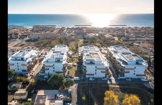 T2 neuf + piscine, 5 mn à pied des plages