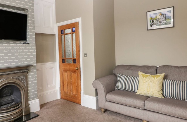 TALBOT HOUSE, pet friendly, with a garden in Castleton, Peak District