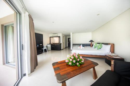 Tanoa Waterfront Hotel