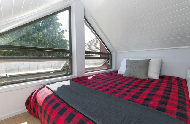 Tantalus Penthouse | Mountain & Village Views