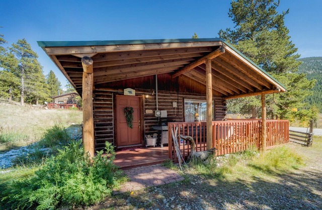 Tashi's cozy, romantic cabin in Leadville Colorado