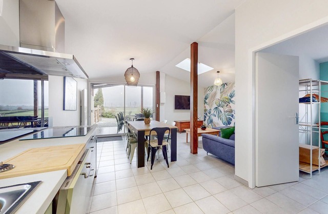 Tasteful and cozy cottage with shared pool near Verruyes.